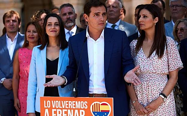 El presidente de Ciudadanos, Albert Rivera, Inés Arrimadas (i), y Lorena Roldán. 