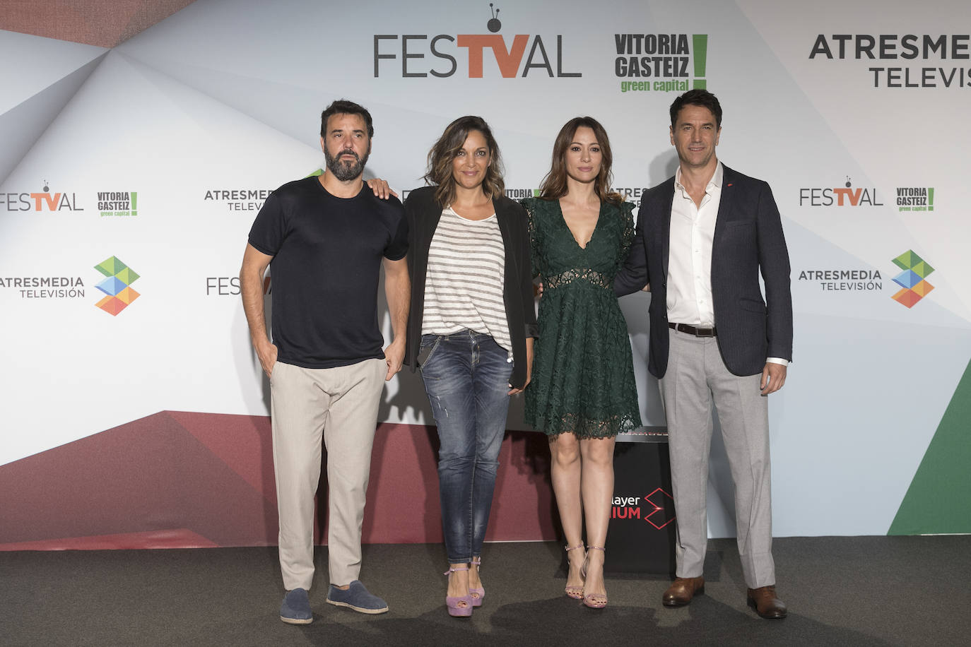 Las dos parejas protagonistas de la serie.