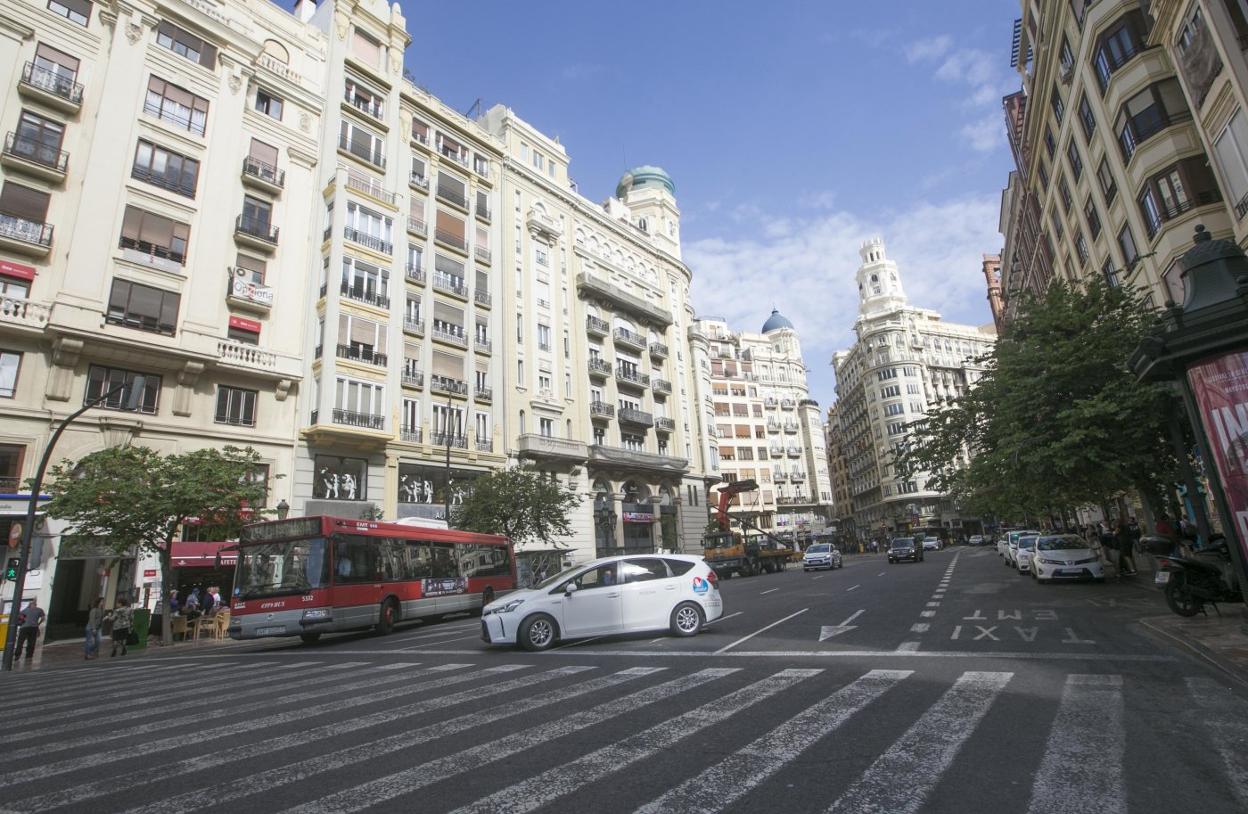 La plaza del Ayuntamiento, con la avenida María Cristina al fondo. 