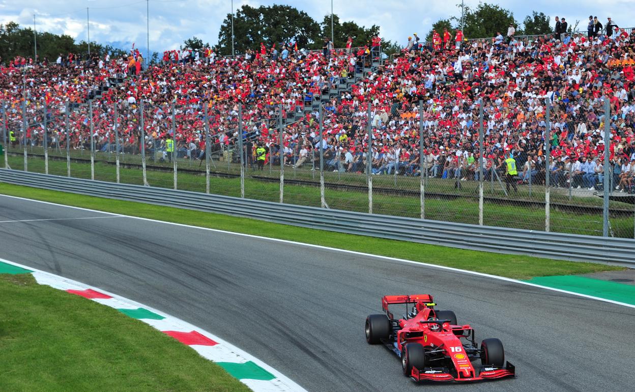 Leclerc sube a los altares de Ferrari