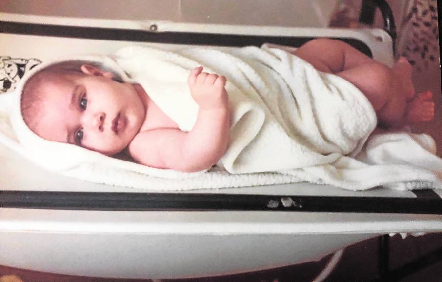 La primera foto. Ya de bebé miraba todo con atención, se interesaba por el mundo y sonreía mucho. Su infancia ha sido, para ella, un paraíso.