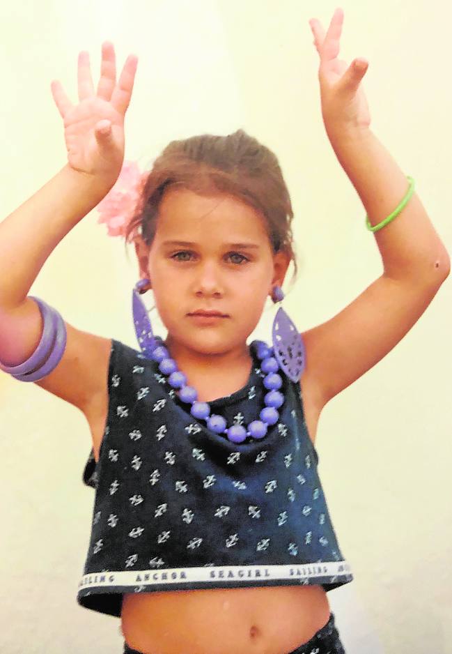 De flamenca. Vestida de flamenca en el pueblo de su abuela. «Mi madre dice que me quedaba con todo el mundo porque era muy payasa».