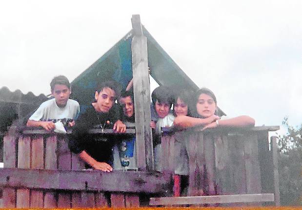 Amigos. Con la pandilla de verano en la cabaña que su padre construyó para ellos en la casa de campo de Aldaia.