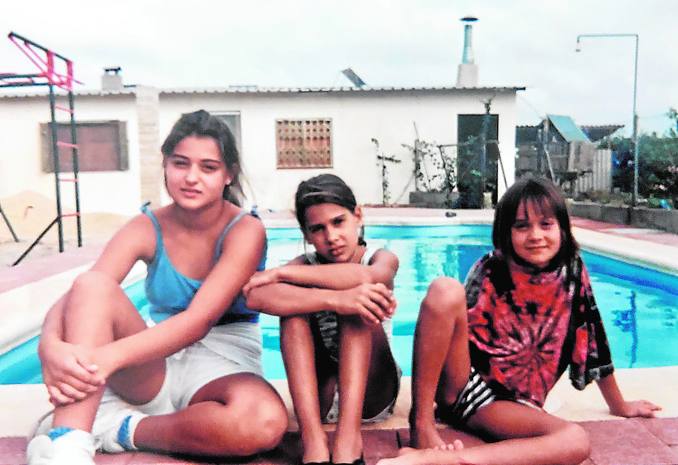 Hermanas. Iris se siente muy unida a sus hermanas. «Con eva, pese a que es la pequeña y podría haber sentido celos, siempre fui muy cariñosa y protectora».