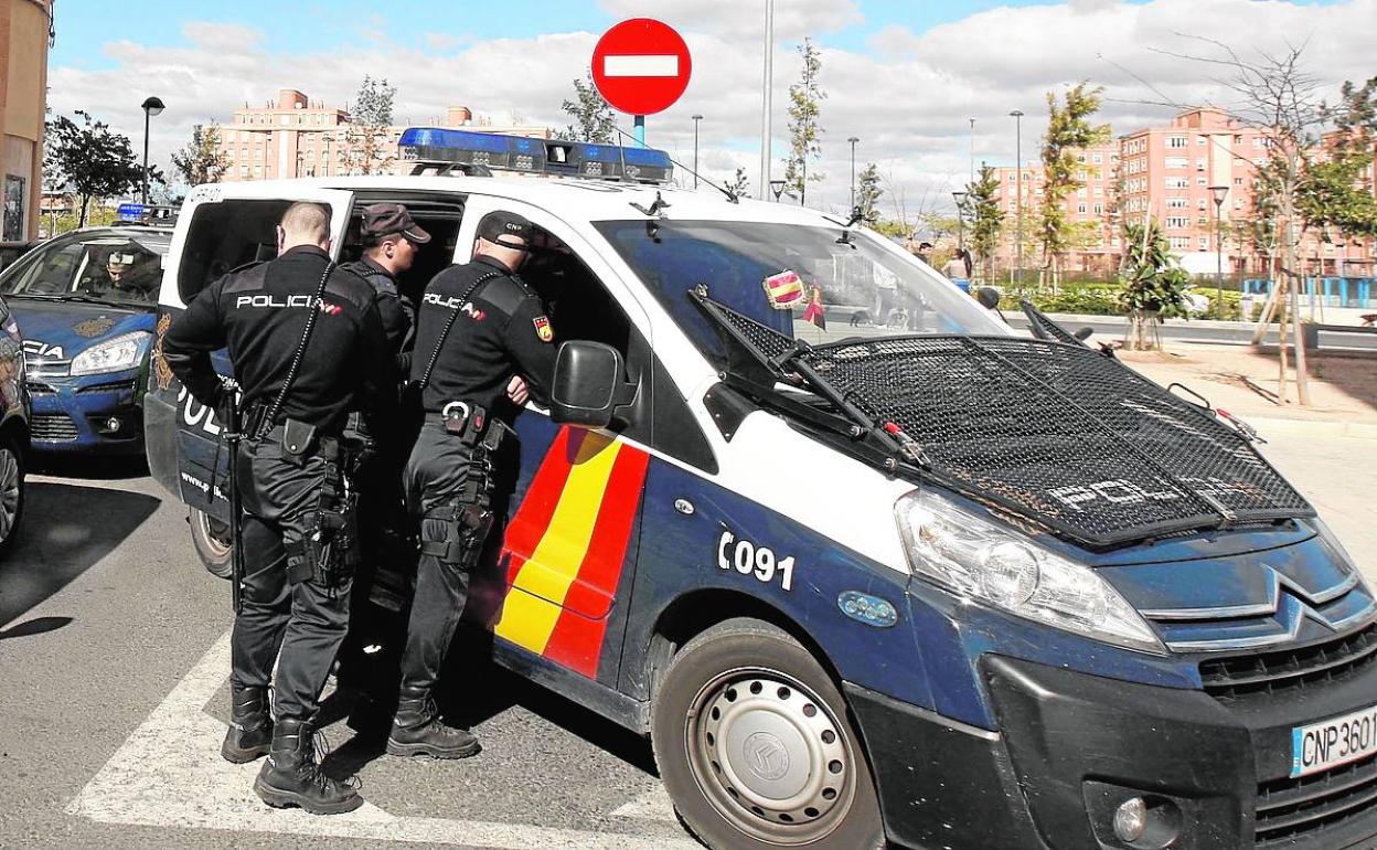 Varias patrullas de la Policía Nacional, durante un operativo.