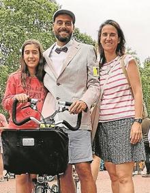 Imagen secundaria 2 - Imágenes de la vestimenta durante la carrera de Londres y junto con su mujer y su hija. 