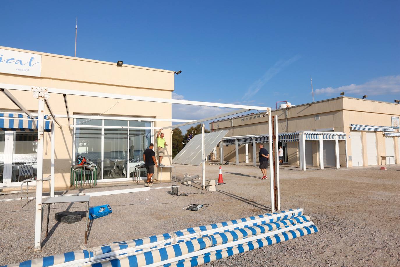 Fotos: Comienza el desmontaje de las terrazas en la playa de Pinedo