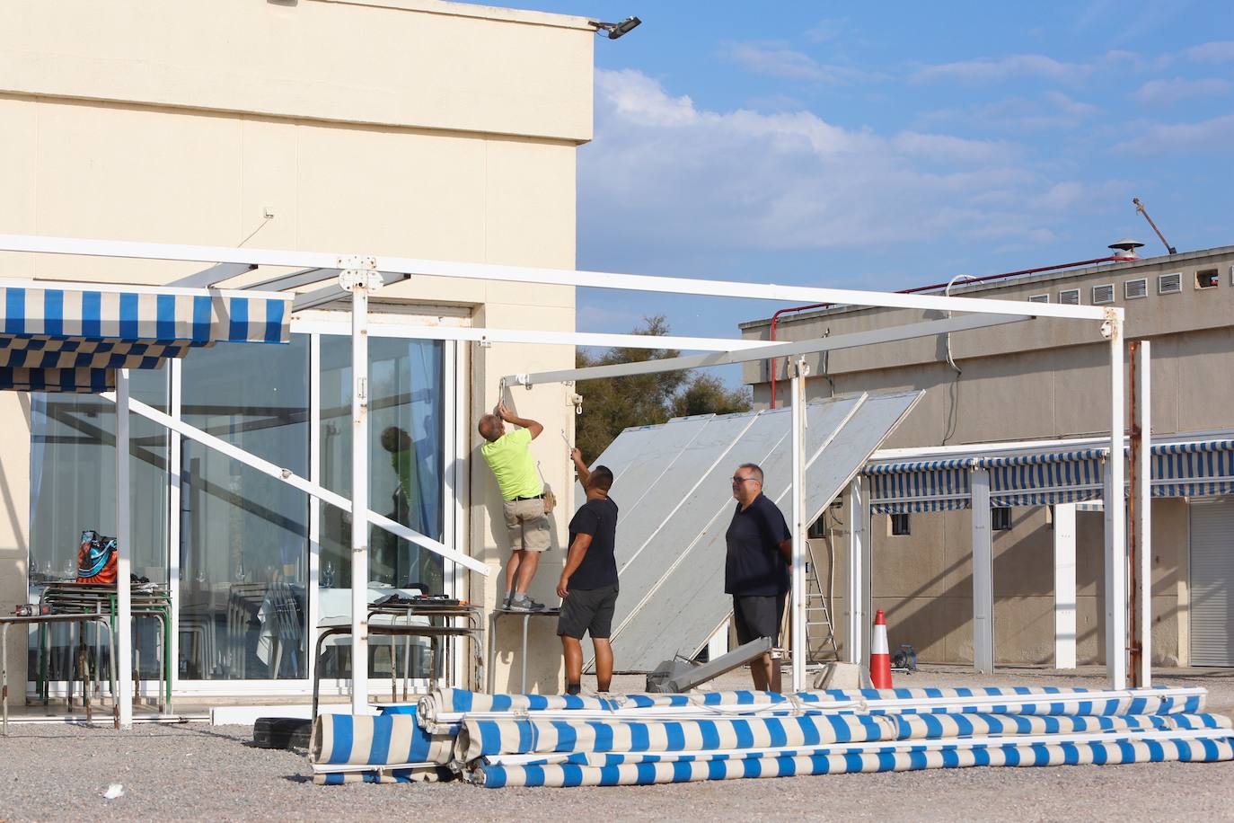 Fotos: Comienza el desmontaje de las terrazas en la playa de Pinedo