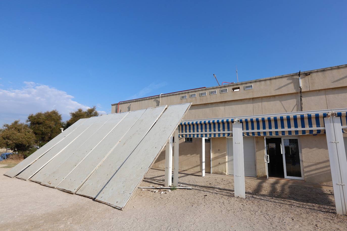 Fotos: Comienza el desmontaje de las terrazas en la playa de Pinedo