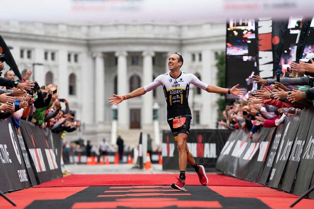 Emilio Aguayo, entrando en meta en el Ironman de Wisconsin. 