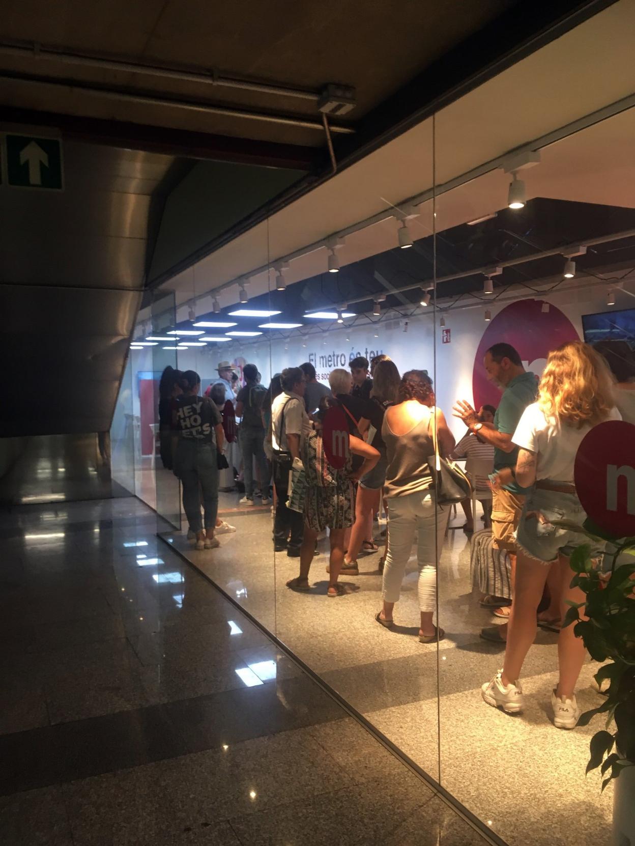 Usuarios de Metrovalencia aguardan para ser atendidos en su oficina de la plaza de los Pinazo. 