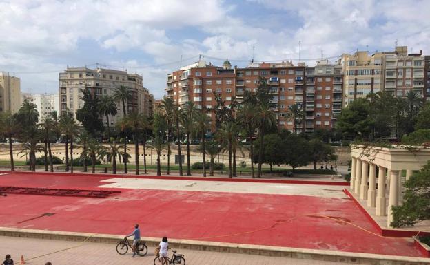 Imagen principal - La fuente del Palau, antes y después de la intervención.