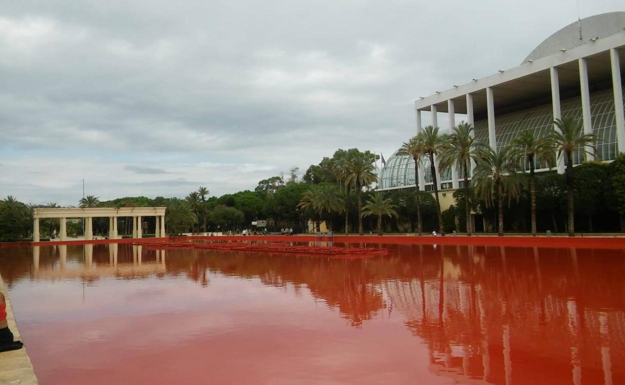 La fuente del Palau de la Música vuelve a su color original