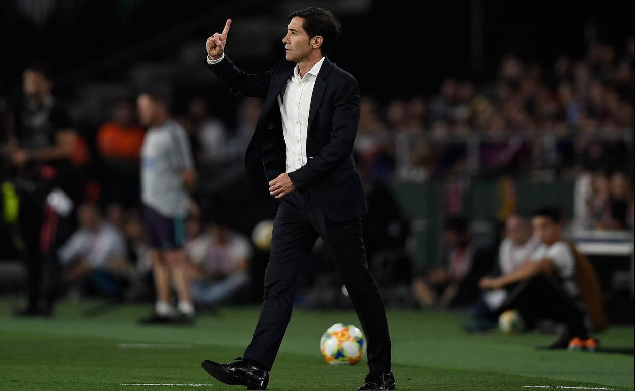 Marcelino da órdenes a sus jugadores en la final de la Copa del Rey.