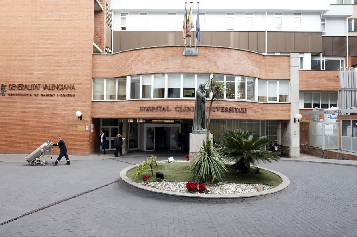La fachada principal del Hospital Clínico. 