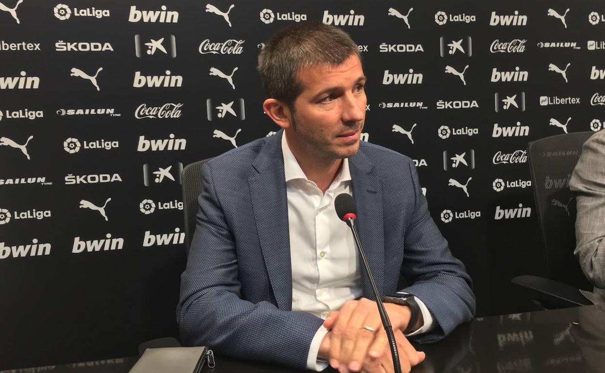 Albert Celades, nuevo entrenador del Valencia CF, durante la rueda de prensa de su presentación.