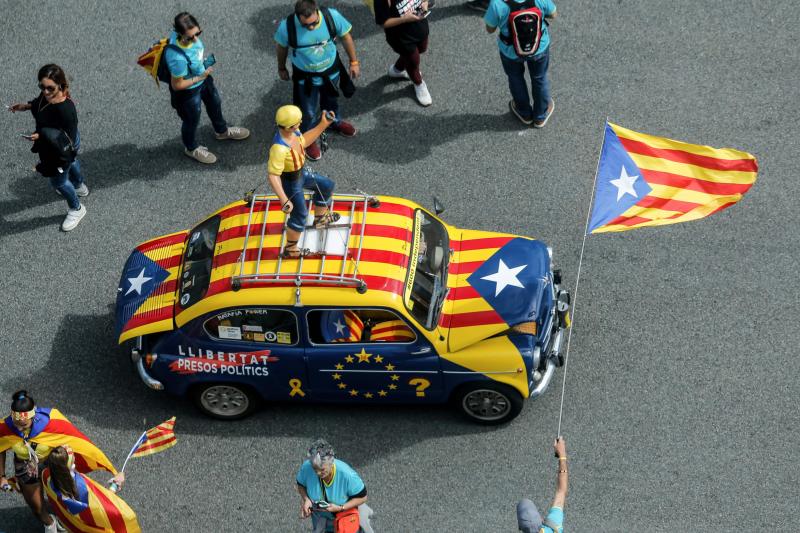 Cientos de miles de personas se manifestaron este miércoles en Barcelona a favor de la independencia y reclamando la libertad de los presos secesionistas. Según la Guardia Urbana, en torno a 600.000 personas participaron en la protesta organizada por la ANC y Ómnium Cultural, convertida ya en una tradición en el inicio político en Cataluña. La jornada terminó con el desalojo del parque de la Ciutadella de Barcelona tras dispersar a los cerca de 300 manifestantes independentistas que se concentraban las puertas del Parlament, entre insultos y momentos de tensión de los Mossos d'Esquadra con algunos grupos de activistas.