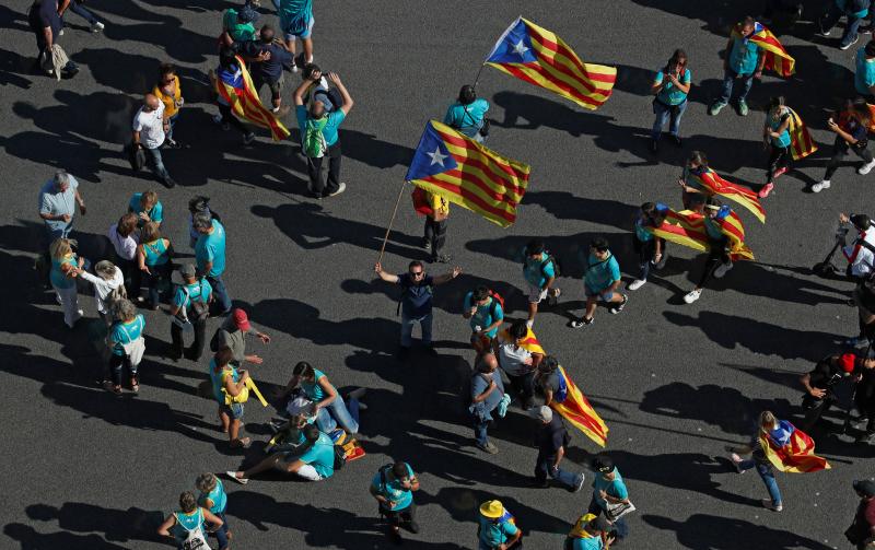 Cientos de miles de personas se manifestaron este miércoles en Barcelona a favor de la independencia y reclamando la libertad de los presos secesionistas. Según la Guardia Urbana, en torno a 600.000 personas participaron en la protesta organizada por la ANC y Ómnium Cultural, convertida ya en una tradición en el inicio político en Cataluña. La jornada terminó con el desalojo del parque de la Ciutadella de Barcelona tras dispersar a los cerca de 300 manifestantes independentistas que se concentraban las puertas del Parlament, entre insultos y momentos de tensión de los Mossos d'Esquadra con algunos grupos de activistas.