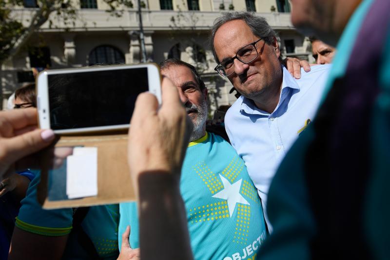 Cientos de miles de personas se manifestaron este miércoles en Barcelona a favor de la independencia y reclamando la libertad de los presos secesionistas. Según la Guardia Urbana, en torno a 600.000 personas participaron en la protesta organizada por la ANC y Ómnium Cultural, convertida ya en una tradición en el inicio político en Cataluña. La jornada terminó con el desalojo del parque de la Ciutadella de Barcelona tras dispersar a los cerca de 300 manifestantes independentistas que se concentraban las puertas del Parlament, entre insultos y momentos de tensión de los Mossos d'Esquadra con algunos grupos de activistas.