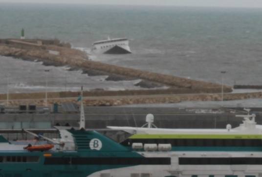 Fotos: El mar se traga el ferry de Dénia