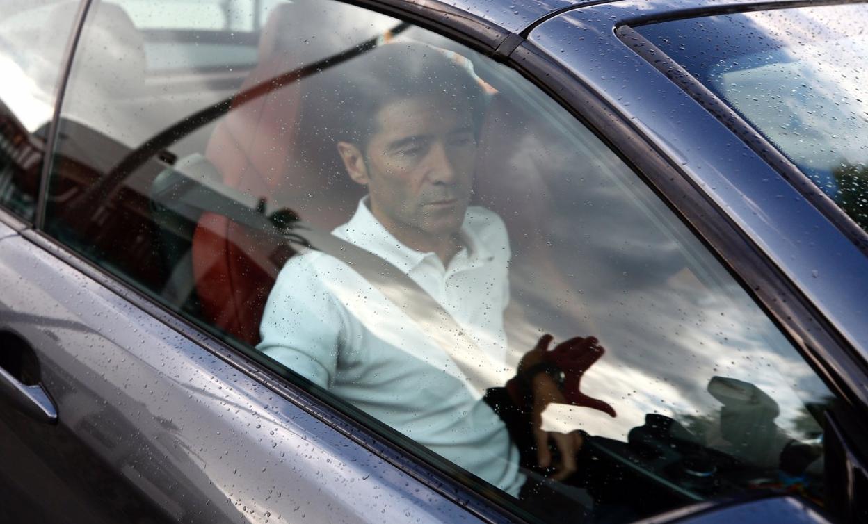 Marcelino, ayer, abandonando la ciudad deportiva de Paterna. 