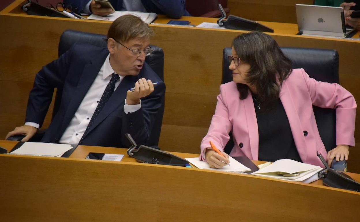 El presidente Ximo Puig y la vicepresidenta Mónica Oltra en Les Corts. 