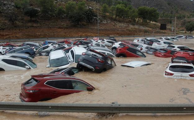 Cientos de coches permanecen inundados tras el paso de la Gota Fría en un depósito de vehículos en Orihuela (Alicante).