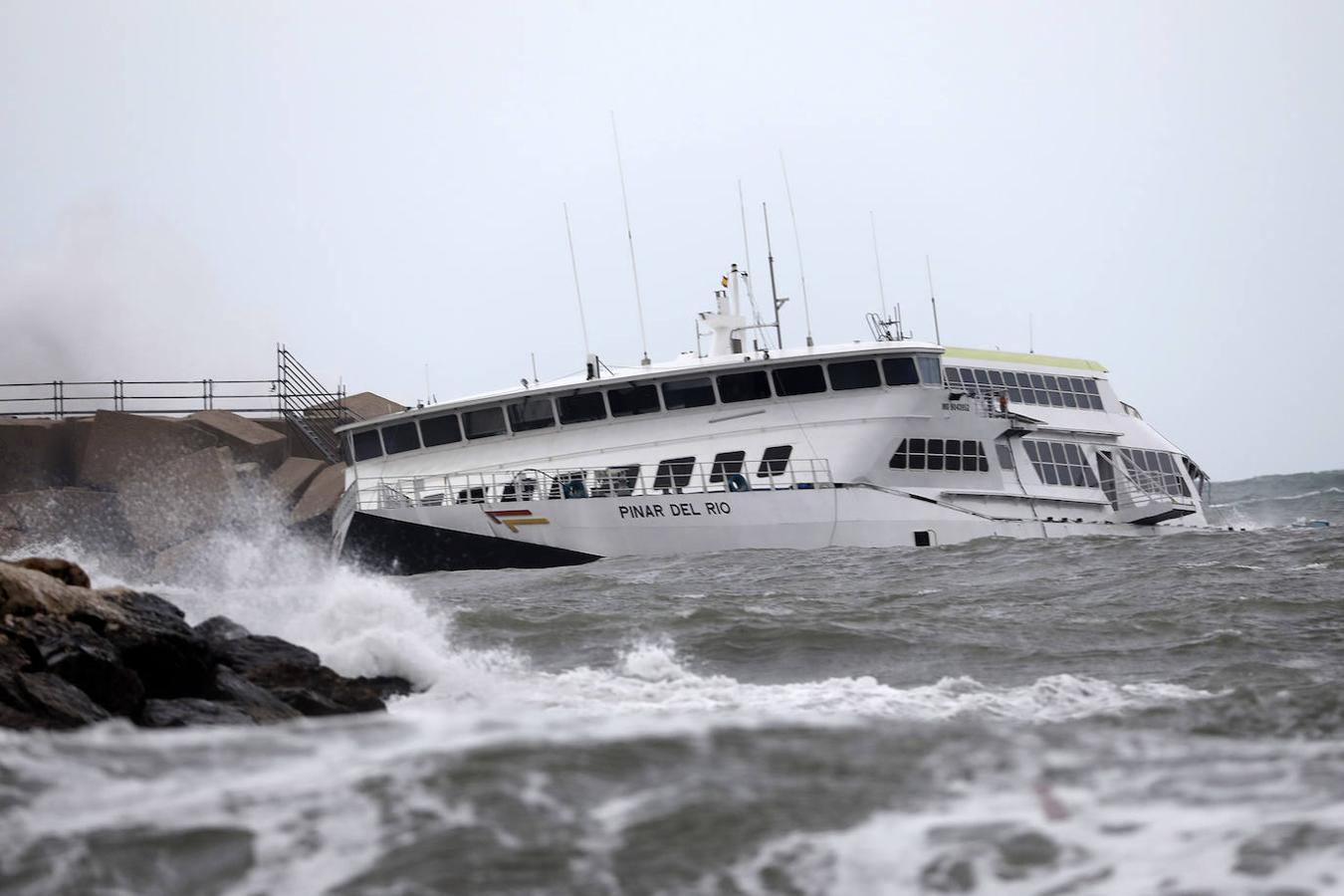 Fotos: El mar se traga el ferry de Dénia