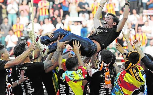 Los jugadores mantean a Marcelino en la celebración de la Copa. 