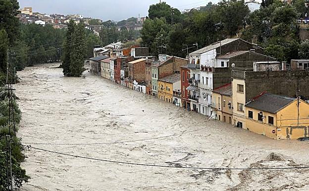El río Clariano inunda las viviendas próximas al cauce, en Ontinyent (Valencia).