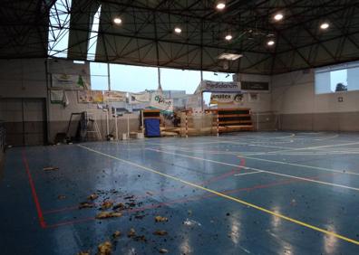 Imagen secundaria 1 - Imágenes del destrozo que ha causado el temporal en las paredes del centro deportivo. 