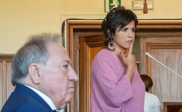La coordinadora de Podemos Andalucía, Teresa Rodríguez (dcha.), este jueves durante el juicio en la Audiencia de Sevilla contra el empresario Manuel Muñoz Medina (izda.).