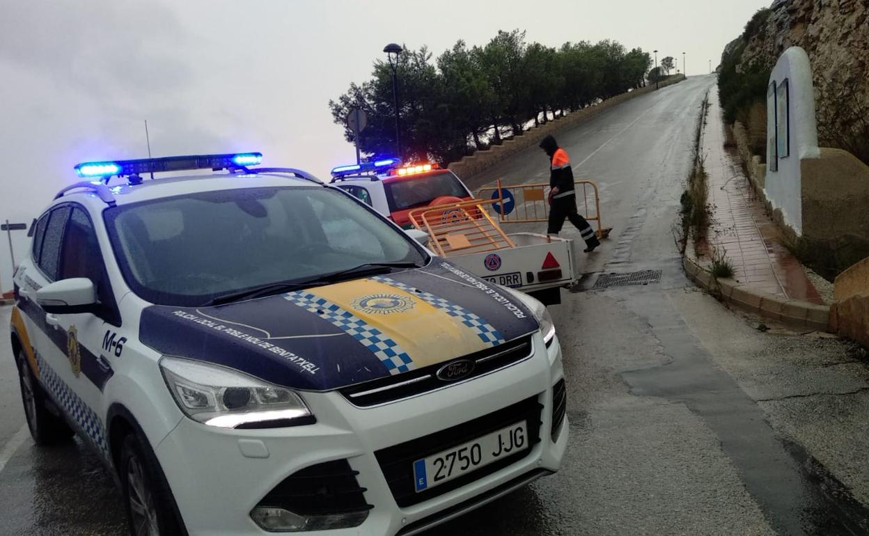 La Policía cierra el paso a la cima del Puig de la Llorença.