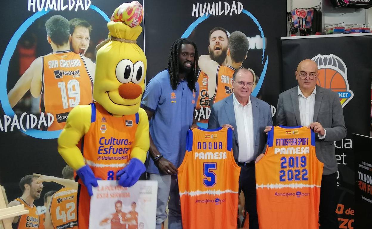 Ndour, en su presentación: «Quiero ser el mejor defensor de la ACB»