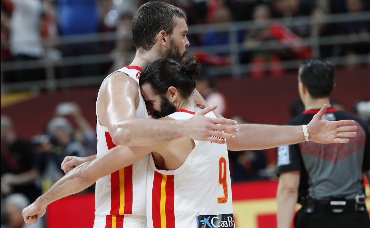 Ricky Rubio y Marc Gasol se abrazan tras el partido. 