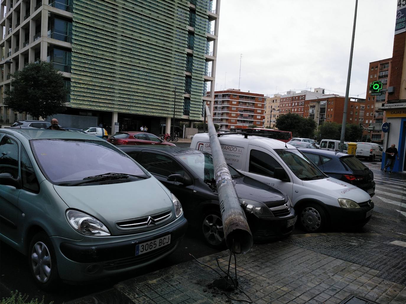 Fotos: El fuerte viento tumba una farola frente a la Ciudad Administrativa de Valencia