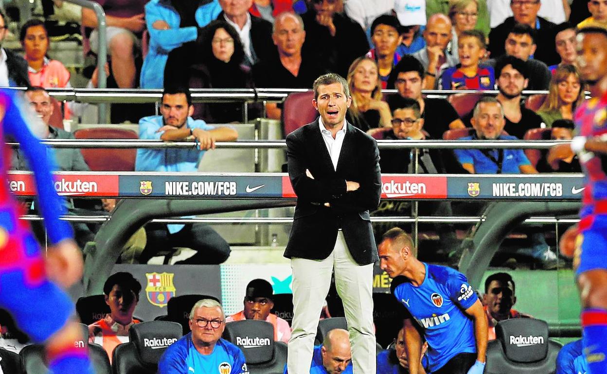 Celades da instrucciones desde la banda del Camp Nou.: