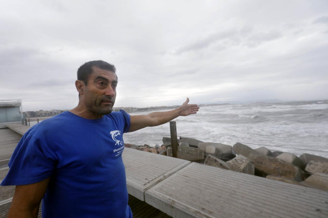 VALENCIA
José Boix señala el lugar en el que
lanzó un flotador al hombre que
se ahogaba tras ser arrastrado
cuatro horas en pleno temporal.
