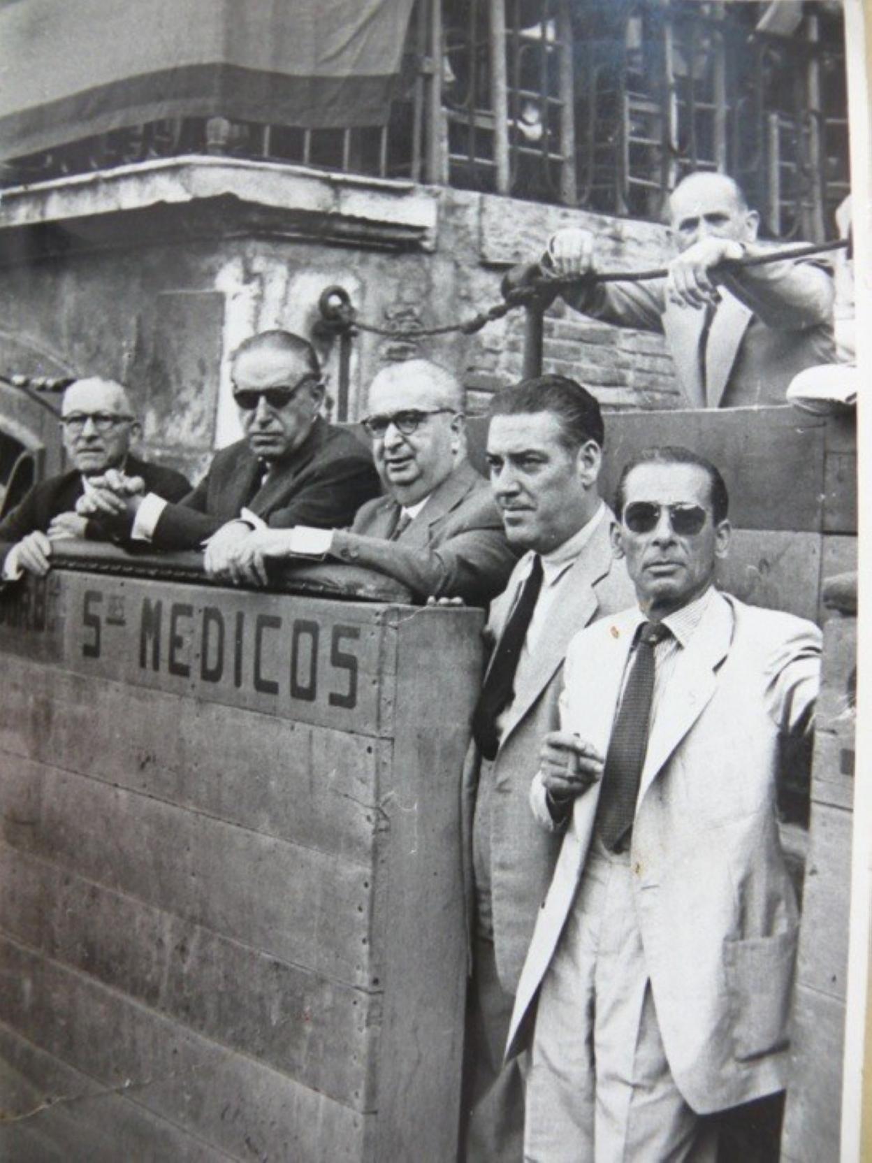 Don Paco Serra con Gregorio Marañón en el burladero de Valencia. 