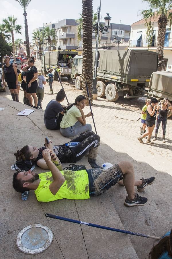 Un descanso en los trabajos de limpieza en Cartagena.