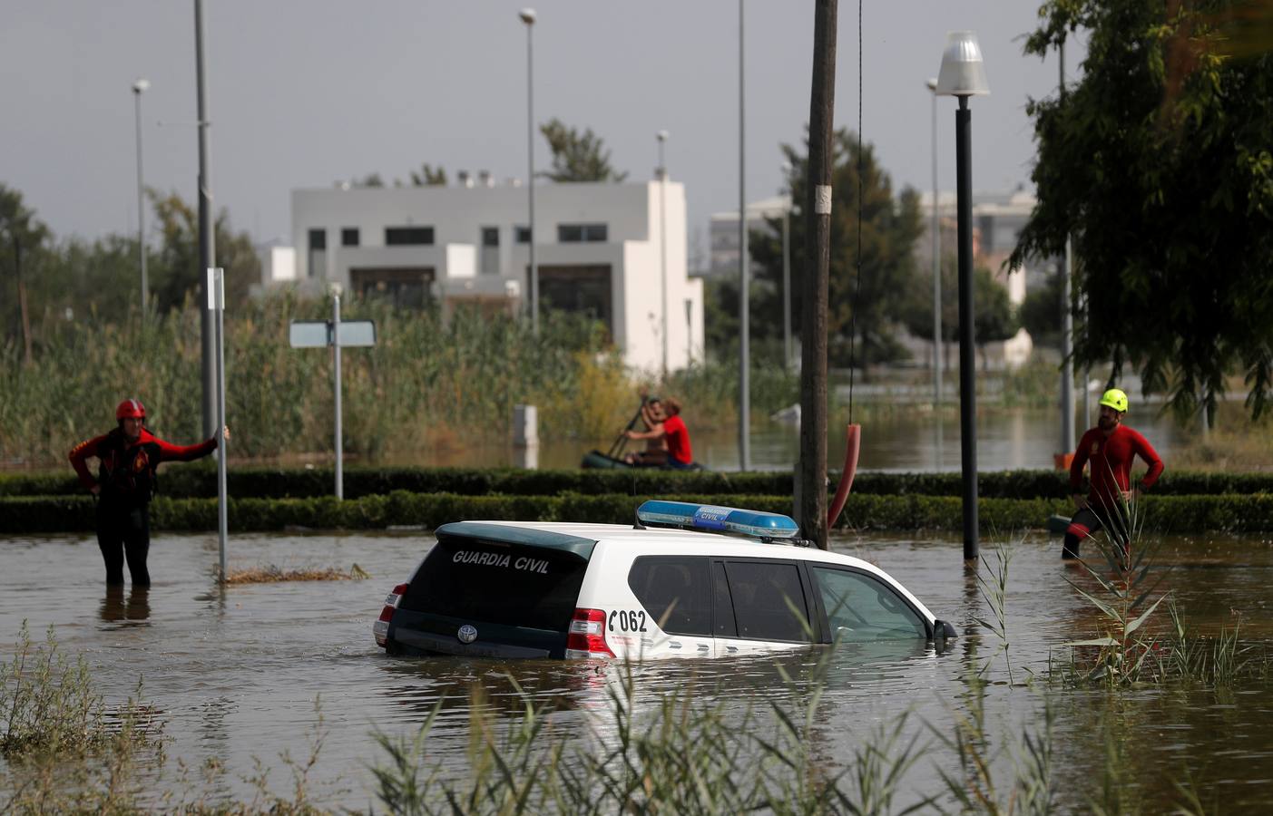 Un coche de la Guardia Civil, parcialmente sumergido en Dolores.