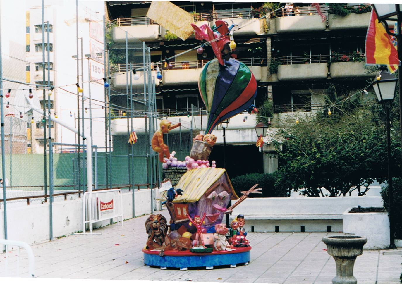 Uno de los monumentos falleros que realizaban en el conjunto. 