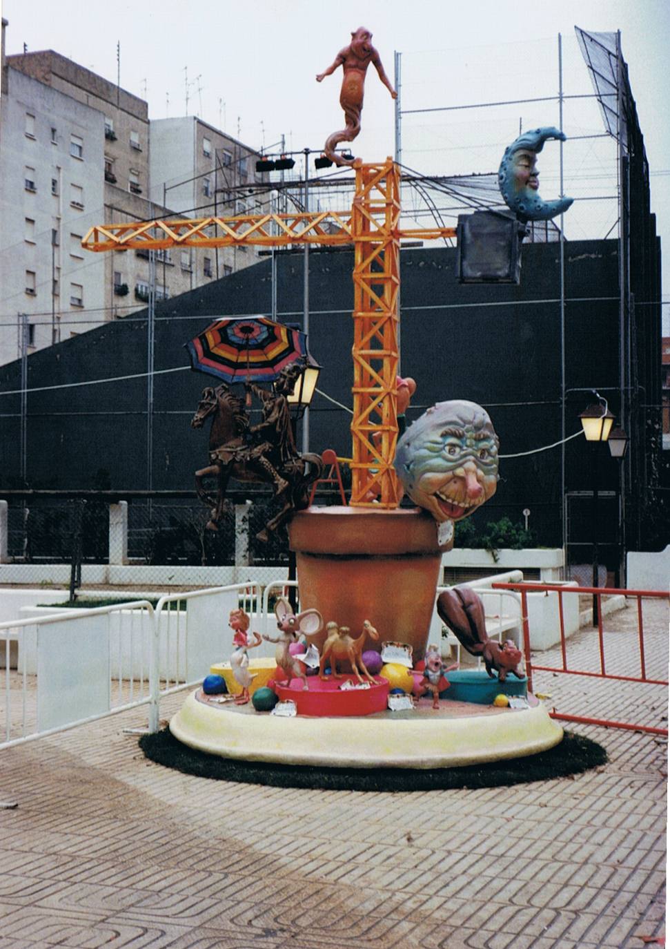 Uno de los monumentos falleros que realizaban en el conjunto. 