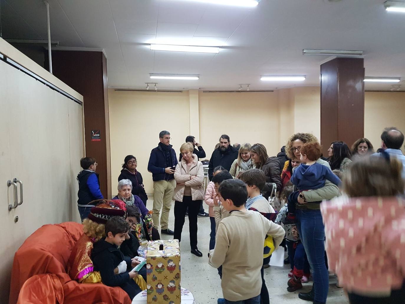 Celebración navideña en el edificio, con la llegada del cartero real para recoger las cartas de los más pequeños.