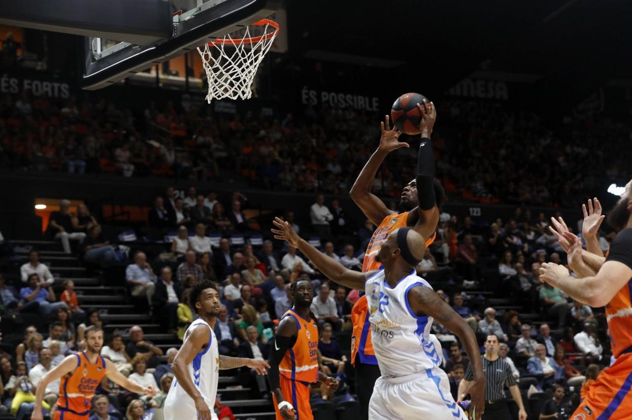 Jordan Loyd coge un rebote ante un jugador del San Pablo Burgos. 