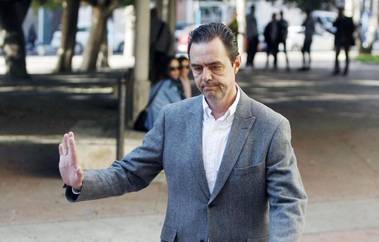 Miguel López, presunto autor del asesinato de María del Carmen Martínez, sale de los juzgados. 