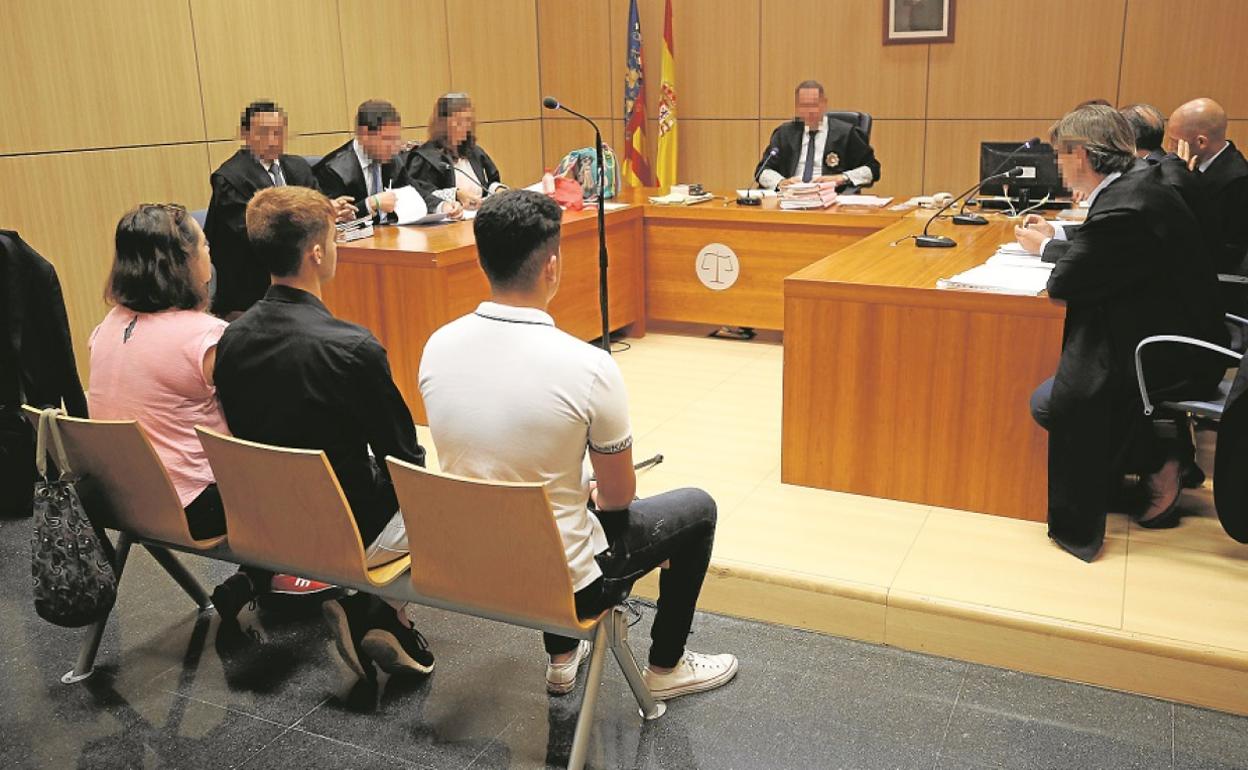 Los tres acusados, durante el juicio celebrado ayer en la Audiencia.