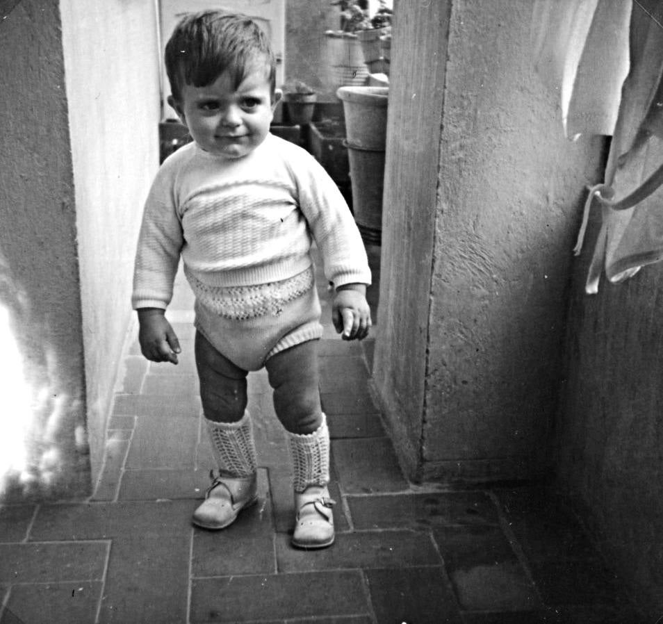 Paco Roca, durante su infancia, en el balcón de su casa. 