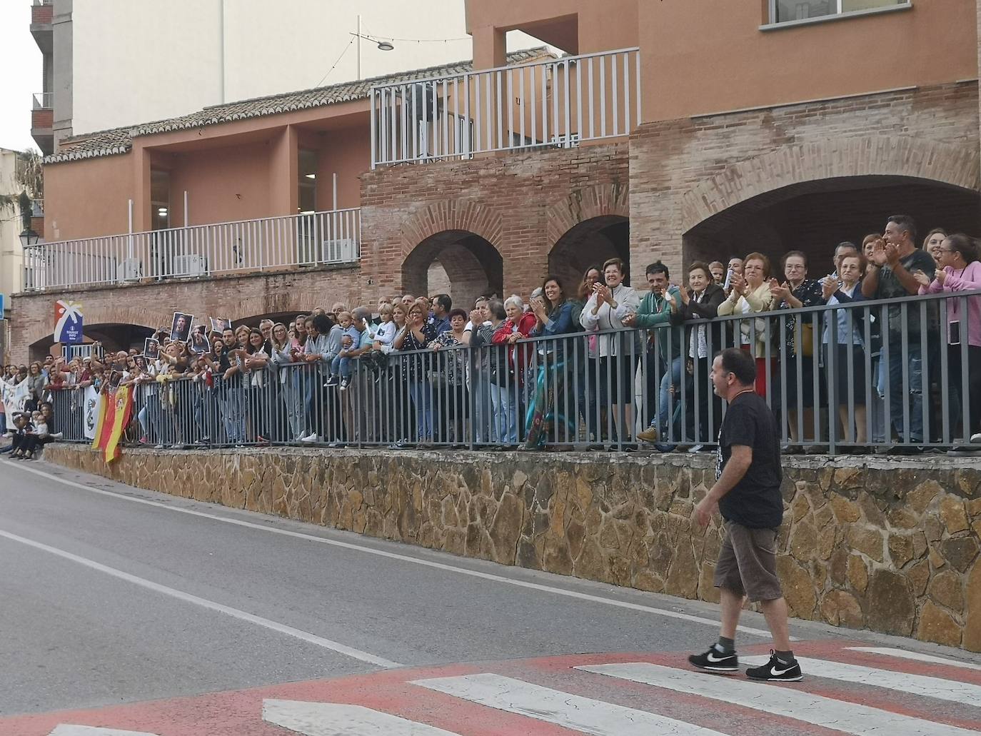 Serra se organizó el pasado sábado para rendir un cálido homenaje a Héctor Catalá, quien volvía a casa después de ganar el Mundial en Suiza y la Copa del Mundo en Cataluña y conseguir la medalla de plata en el campeonato de Europa celebrado en Valencia. El pueblo acudió para recibir con una sorpresa ante el Ayuntamiento a su deportista más internacional. El acto estuvo a la altura de las grandes estrellas. Un centenar de vecinos y amigos de Héctor se dieron cita para festejar la gran gesta conseguida por el paratriatleta. La fiesta acabó con una alegría final por parte de la alcaldesa Alicia Tusón, quien quiso anunciar ante todos que tras la futura remodelación del polideportivo pasará a llevar el nombre de Héctor Catalá. El paratriatleta, emocionado, agradeció el homenaje y la estima de un evento en el que se respiraba la emoción y confianza de que el serrano coseche un nuevo gran triunfo en los próximos Juegos Paralímpicos de Tokio 2020.