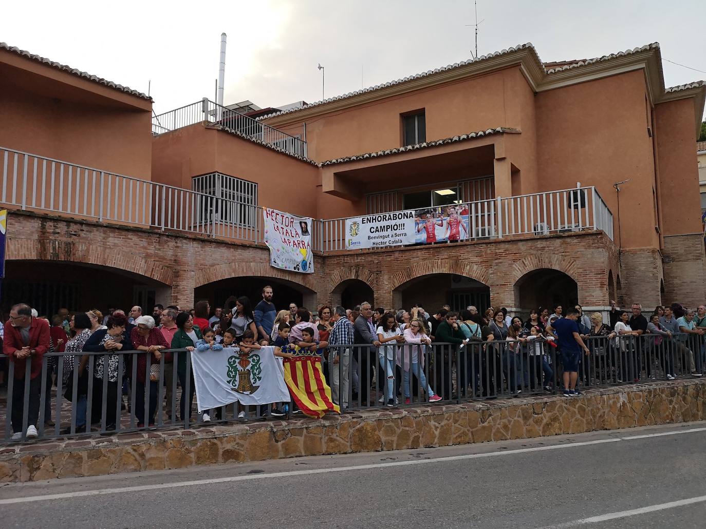 Serra se organizó el pasado sábado para rendir un cálido homenaje a Héctor Catalá, quien volvía a casa después de ganar el Mundial en Suiza y la Copa del Mundo en Cataluña y conseguir la medalla de plata en el campeonato de Europa celebrado en Valencia. El pueblo acudió para recibir con una sorpresa ante el Ayuntamiento a su deportista más internacional. El acto estuvo a la altura de las grandes estrellas. Un centenar de vecinos y amigos de Héctor se dieron cita para festejar la gran gesta conseguida por el paratriatleta. La fiesta acabó con una alegría final por parte de la alcaldesa Alicia Tusón, quien quiso anunciar ante todos que tras la futura remodelación del polideportivo pasará a llevar el nombre de Héctor Catalá. El paratriatleta, emocionado, agradeció el homenaje y la estima de un evento en el que se respiraba la emoción y confianza de que el serrano coseche un nuevo gran triunfo en los próximos Juegos Paralímpicos de Tokio 2020.